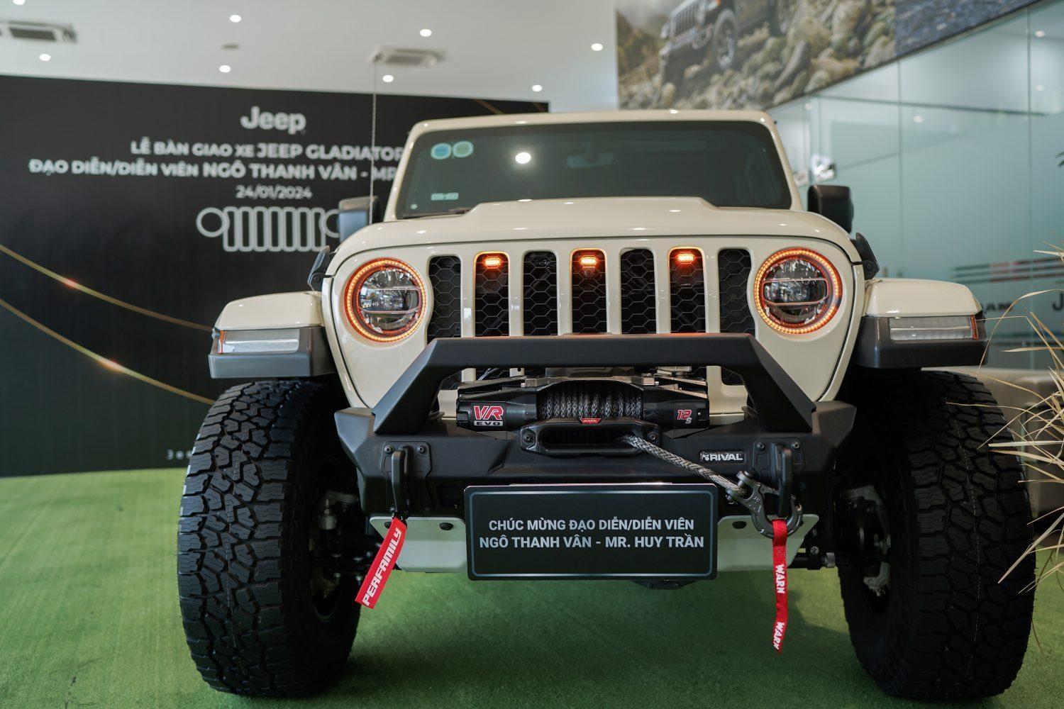 BÀN GIAO JEEP GLADIATOR CHO VỢ CHỒNG NGÔ THANH VÂN & HUY TRẦN 7