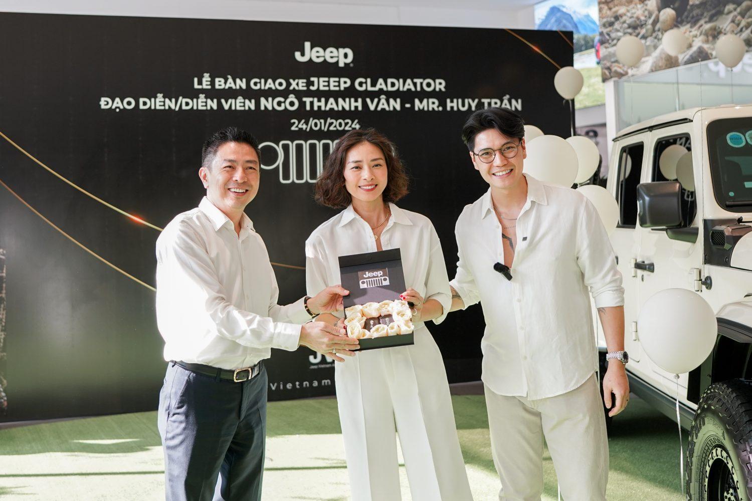 BÀN GIAO JEEP GLADIATOR CHO VỢ CHỒNG NGÔ THANH VÂN & HUY TRẦN 5